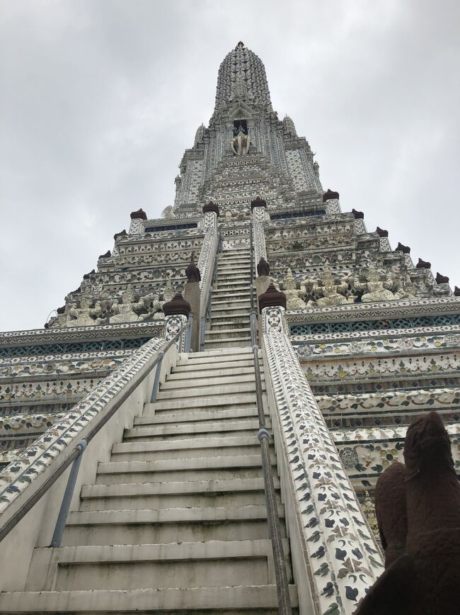 楽しみにしていたはじめてのバンコク旅行！<br /><br />最初のトラブルは同行予定だった北海道在住の友人夫婦が出発一週間前に起きた震災の影響で、仕事が休めなくなりキャンセルになってしまったことでした。<br /><br />気を取り直して嫁と母の3人でバンコクに出発！<br />トゥクトゥクのおじさんにまんまと騙されたり、タクシーのガス欠でなにもない場所で置き去りにされたり、トドメに短期入院する羽目にもなりましたが、まぁ楽しかったかな？これも旅の醍醐味かな！?<br /><br />後半は余裕なくて写真もあまり取れていません。。<br />