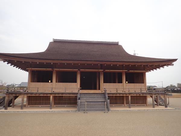 愛知・三重をめぐる旅の3日目。伊勢市にほど近い明和町の斎宮跡を訪ねます。斎宮(さいくう/いつきのみや)は天皇に代わり伊勢神宮の天照大御神に仕える斎王の御所があった場所です。この場所に復元された建物がさいくう平安の杜として公開されています。<br />斎宮跡は伊勢市駅から近鉄電車に乗って15分ほどの斎宮駅の駅前にあります。