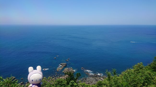 遍路第9弾~ヽ(´▽`)/♪<br /><br />3月。<br />今回で高知/徳島をコンプリートするゾと、<br />張り切って有給もいっぱいとった出発2日前…<br />もう1人のおばーがぶっ倒れ、<br />緊急入院 (゚Д゚≡゚д゚)<br />お遍路中止(>_<)<br /><br />一時危険だったけれど、<br />その後けろっと復帰したので、<br />仕切り直して、れっつごーヽ(´▽`)/<br /><br />品川→岡山→高知(1泊)→室戸(1泊)→阿南(1泊)→徳島→岡山→東京<br /><br />=高知お遍路=<br />ファミリーロッジ旅籠屋 室戸店<br />二十四番札所 室戸山 明星院 最御崎寺<br />室戸岬灯台<br />室戸岬<br />灌頂ヶ浜<br />ホテル明の星