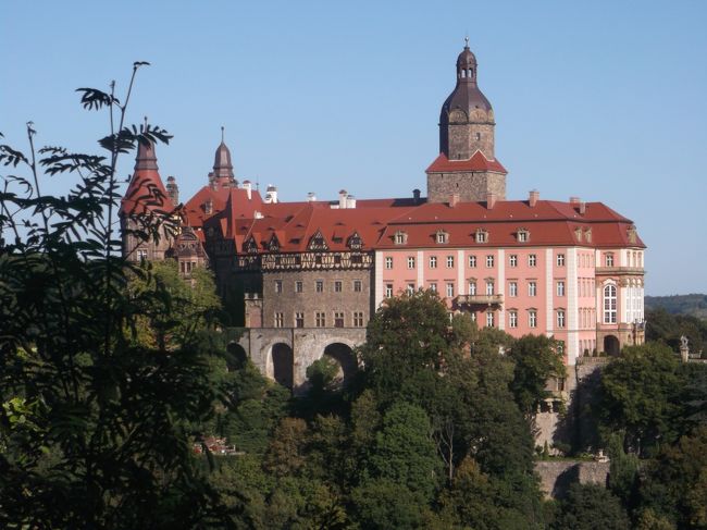 ポーランドとスロバキア13日間の旅⑦　緑の中のクションシュ城