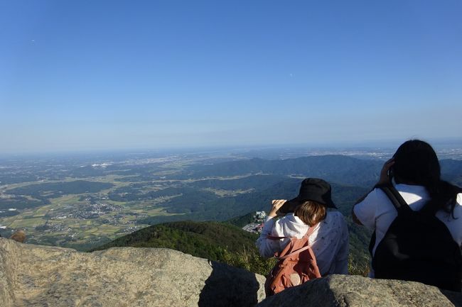 筑波山登山。<br />近くに行ったので軽い気持ちで筑波山登山。<br />ケーブルカーで登ろうとも思ったが、ケーブルカーが出たばかりだったので、美幸ガ原コース から歩いて登山。<br />しかしながら、今夏の異常の暑さでの運動不足の身には、心臓バクバクで９０分のコースタイムを短縮できなかった。<br />ようやく登った頂上（女体山）からの眺めは絶景で、風も気持ちよく疲れを癒してくれた。<br />男体、女体と登った後、白雲橋コースを下る。<br />下りは楽かと思ったが、筑波山特有の岩がゴロゴロで、ポールを持って行かなかったので膝が大ダメージ。<br />９５分のコースタイムを大きく上回って、２時間もかかり足を引きずりながら降りてきた。<br />それでも、筑波山特有の巨岩、奇岩を楽しむ事が出来た。<br />