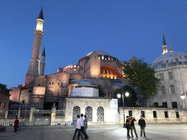 <br />現在イスタンブールに滞在中です。<br />リアルタイムでの旅行記にしたいと考えていますので本日の観光内容を記していきます。<br /><br />カタール航空ドーハ経由です。