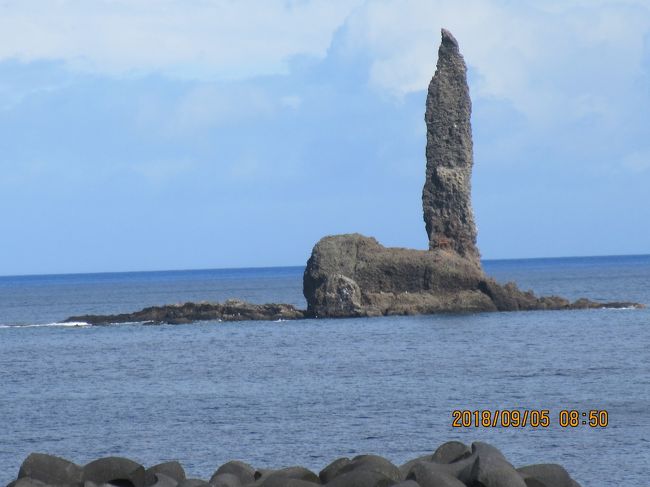 北海道「小樽」に上陸したのは午前７時。フエリーから車が出られるまで約３０分の待機です。予定は５時なので２時間遅れ。・・スタートしました。<br />先ずは「小樽運河」・「浅草橋」で写真を撮ります。毎年ですが定例になっています。「鰊御殿」・「ローソク岩」を経由して「積丹半島」に向かいます。ここで「積丹岬」は台風２１号の余波・・・強風で観光出来ません。<br />積丹岬の先端まで歩きで行くのですが、歩行路は「馬の背」で強風の時は危険です。やむを得ずに引き返して「神威岬」を観光しました。私は何回も訪れているのですが連れは初めてです。駐車場に車を置いて「立武意灯台」まで歩いて観光。正直言いますとパットしない灯台と岬の風景です。天気が良くて、時間があればミニハイキングが出来るので、ロケーションは良いと思います。行程は小樽に引き返して札幌に向かいます。時間的には小樽～積丹半島～札幌のドライブはあまり掛かりません。<br /><br />表紙の写真は「ローソク岩」<br />小樽から積丹半島に向かって、国道の「５号・２２９号線」で約１時間位の距離。<br /><br />