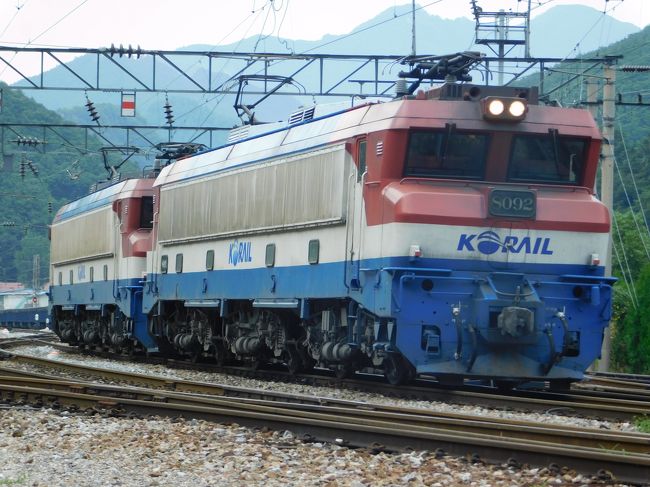 鉄道ファンのみなさま方お待たせいたしました。韓国からの中継です。今年のお盆休みは3日間。フル活用しようにも飛行機代は高いし山陽本線は通れないし…そんな中韓国のLCCは往復コミコミ1万5千円!それならば数々の宿題を抱えた韓国に決定!2泊3日の一本勝負!太白からバスに乗って、いよいよ8000型電気機関車を見に行きます。<br /><br />課題(■=達成済み ★=この旅行記の内容)<br />■ソウル駅地上ホーム発着の急行電車に乗る<br />■平日のみ1日2往復の忘憂線の列車に乗る<br />■地下鉄2号線のチョッパ制御電車を撮る<br />■中央線の重連貨物列車を撮る<br />■「ムグンファ号」の特室客車(「セマウル号」格下げ)に乗る<br />★8000型電気機関車を撮る<br />□夜行「ムグンファ号」に乗る<br />□初代KTXをストレートで撮る<br />□新型?「セマウル号」用客車を撮る<br />□秋風嶺を「ムグンファ号」で越える<br /><br />きっぷ:普通乗車券<br />旅程概要<br />08.13:川尻~肥後大津~熊本空港~仁川空港~ソウル~衿川区庁~上鳳~光云大~ソウル<br />08.14:ソウル~九老デジタル団地~二村~丹陽~太白~鉄岩~栄州~<br />08.15:義城~清涼里~江辺~建大入口~衿川区庁~水原~大邱~大邱空港~福岡空港~大橋~大牟田~川尻