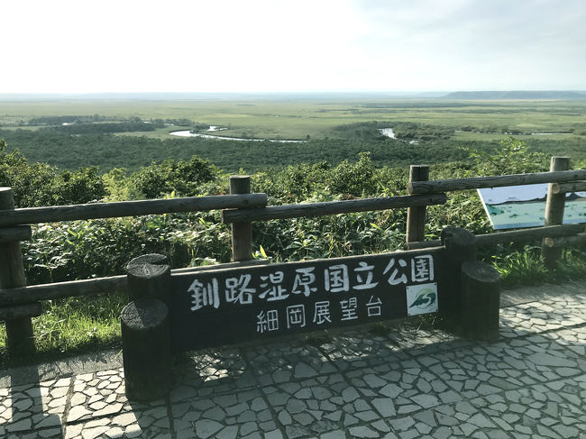 オオワシに魅せられて冬の道東へ行くこと2回、雪道・雪景色の湿原も綺麗だけれど、草木が青々と茂っている風景も見てみたい！と思い、前回の旅行の時に、次は夏に来るぞ、と誓う。仕事の繁忙期を避け、身辺整理をし、いざ釧路へ！実は出発の6日前に北海道で大きな地震があり、こんな時に行ってもいいものか、かえって迷惑になるようなら控えよう、と散々考え悩み、現地の情報を収集し、幸い道東は電気も復旧し支障もなさそうなことが分かったので行くことに。<br />５日間にわたるひとり旅の記録です。長いですがお付き合いください。