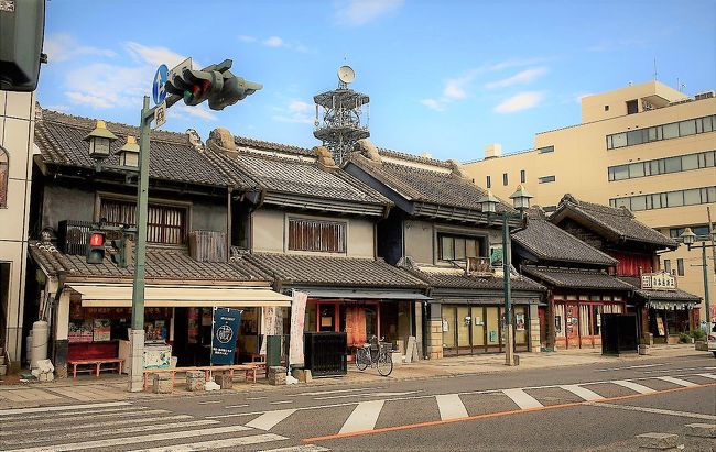 盆休みの帰省で愛知の蔵の町半田を訪問しましたが、今回は関東の蔵の街として知られる栃木市に行ってきました。<br />川越や佐原には敵わない規模ではありますが、栃木市は江戸時代から宿場町や江戸との舟運で栄えた問屋町として、街中を流れる巴波川の岸辺や中心部の蔵の街大通りには、黒塗りの重厚な見世蔵や白壁の土蔵群など歴史的な建造物が数多く残されています。<br />今回は8/31まで開催されている『うずま川行灯まつり』も合わせて、1泊しての旅行です。<br /><br />蔵の街とちぎ<br />https://www.tochigi-kankou.or.jp/<br /><br />■今回の旅行記<br />第5回 うずま川行灯まつり　ー夜編－<br />https://4travel.jp/travelogue/11404908<br />蔵の街にマッチした創業二百数十年の『かな半旅館』<br />https://4travel.jp/travelogue/11405464<br /><br /><br />