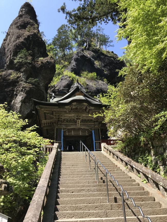 今日は頭文字D好きのパパさんが、榛名山のドライブコース？を走りたいということで榛名湖へ向かいました。途中で『榛名神社』の看板を見つけ立ち寄りました。全く知らなかったのですが、榛名神社は関東屈指のパワースポットなのだそうです。 本殿までの参道はけっこう長いのですが、清流に沿って歩き、巨岩奇岩や杉木立、滝があったり山全体にパワーが。願いを叶える強力なパワーを持つ神社だというのも頷けます。偶然立ち寄った神社でしたが、なぜか心惹かれる神社で、私の中では今まで訪れた神社の中でいちばんのおすすめです。