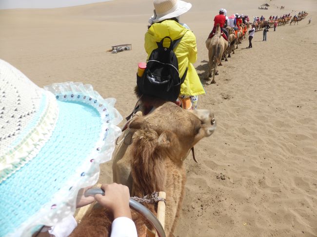 今年の夏は長年の憧れの地、敦煌へ。中国でも大人気の観光地なので、1年近く前から飛行機とホテルをおさえました。<br /><br />そしていつもの詰め込み日程ではなく、飛行機遅延や欠航に備えてゆとりたっぷりなスケジュールにし、行きも帰りも北京で一泊しました。<br /><br />*****************************************************************<br />いよいよこの日は敦煌へ。北京から国内線で約3時間。<br /><br />莫高窟は日時時間予約制のため、余裕を持って敦煌二日目にしておいたので、敦煌初日は鳴沙山へ行きました。