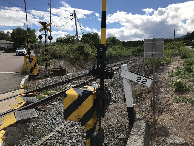 JR線最高駅とJR鉄道最高地点の訪問目的で、小渕沢駅から野辺山駅間を乗車。<br /><br />小淵沢駅を出てすぐの高度を上げながらの大カーブから山岳風景が始まる。<br />中央アルプス甲斐駒ヶ岳・富士山・八ヶ岳の山々を眺め、JR鉄道最高地点の踏切を通過し、JR線最高駅野辺山駅に到着する。<br /><br />JR鉄道最高地点には、野辺山駅前の野辺山観光案内所でレンタサイクルを借りて訪れる。