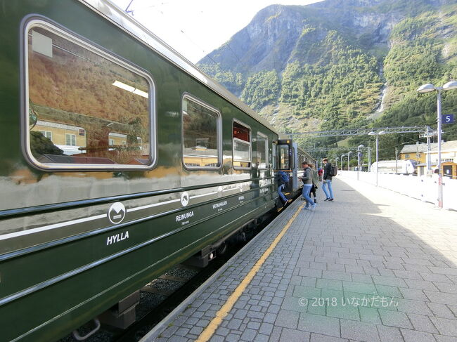 プレミアムシップでフロムに到着後、昼食と散策をしてフロム鉄道に乗車します。<br />ミュルダール～フロム間を繋ぐノルウェー国鉄の最高傑作といわれる山岳鉄道。<br />わずか 20kmのこの路線は、標高差866mの人気のルート。途中、高さ 164mのリョーアンネフォッセン滝を通り抜け、迫力あるショースの滝では、乗客のために列車を 5 分間停車させます。<br />