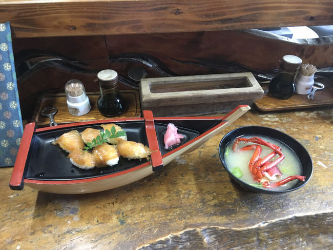 都内から近いせいか、伊豆大島へはまだ出掛けた事がありませんでした。でも何時かは・・・。<br />そんな事を前々から漠然と思っていたのですが、今回は実現する事が出来ました。初めての場所・・・。期待するものですね。<br /><br /> 画像。<br />到着した日のお昼に食べた島寿司。<br />味はともかく、恐ろしく下手クソな握りでしたね。
