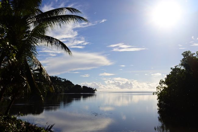 ニューギニア航空のNarita,TokyoーTKK,Chuuk間、週二便就航に伴い、航空会社の好意により格安にて踏み入れた南太平洋のカロリン諸島に組しているミクロネシア州国、Federated States of Micronesiaの首都が置かれているChuuk(旧トラック島）を訪問する機会を与えられ、訪れた。<br /><br />私個人としては、ダイバーでも、第二次大戦の海軍の軍人の遺児でもない。<br /><br />なぜか、トラック島という名称を幾たびとなく耳にしていたこともあり、第二次世界大戦中、トラック島が海軍の軍事基地として活用するために、五万人を超える、軍人ならびにその家族が駐屯していたと記録されていること、この島の周辺には、多くの軍艦が、戦闘準備で停泊したり、寄航途中、全艦隊が米軍の空から、海からの攻撃を受け撃沈されて、海底の沈んでしまったしていたとのことは耳にしていた。<br /><br />いざ訪ねん、と言う時に慌てて島の歴史をネットで検索していたら、森小弁という貿易商と公民権運動に落胆して移民した相澤正太郎という人物のことを知った。<br /><br />チュークの土地を踏んで、、、、TKKには前もって手配しておいたレンタカーが待機している筈であったが、見当たらず。<br /><br />日本からのダイレクト便の就航記念ということで、結構な数の現地の人たちが、ココナッツジュースとレイでもって歓迎の挨拶をしてくれた。<br /><br />しかし、彼らの多くが、どのホテルに泊まるのか、どこへ行くのか云々の質問のみで、私こと旅のevanjelistを出迎える人はいなかった。<br /><br />続く、、、