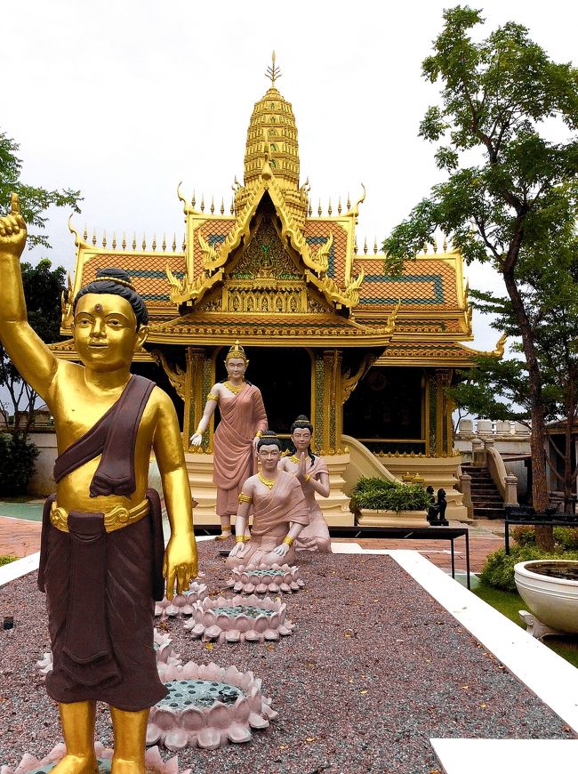 タイ各地の歴史遺産や遺跡、寺院、建築物などをミニチュアで再現したテーマパークです。レンタルカートで周りました。<br /><br />このテーマパークを建設したのはタイの富豪で「アンシエント・シティ・グループ」の創始者、レック・ウィリヤパン氏だそうです。本人は既にお亡くなりになっております。建設開始から50年を過ぎても展示物は拡大を続けているそうです。128万平方メートルの広大な敷地内には、120箇所（現在も増築中）を超える文化遺産レプリカが建ち並び、その壮大なスケールに驚かされること間違いありません。