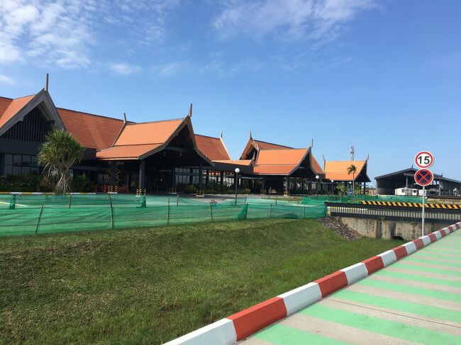 アンコールエンパイアフル&ハーフマラソンのハーフマラソンの部に参加するため、1泊3日の弾丸旅へ<br />金曜日、仕事を終えてからの深夜便でバンコク経由シェムリアップへ<br />眠い目をこすりながら遺跡巡りをし、マラソン主催のパーティーに参加、4時に起き早朝5時30分スタート<br />ハーフを走り終えホテルに戻り、午後から食事&ショッピングを堪能<br />空港へ向かって、飛行機で爆睡<br />濃厚な弾丸ラン旅でした(^^;<br />