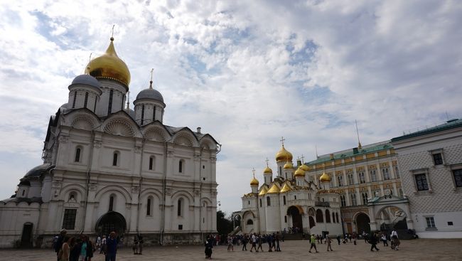 ロシア６日目。モスクワ２日めです。<br /><br />旅に終わりがみえてくると、寂しくなってきます・・・。<br /><br />●クレムリン見学<br />　10:00より入場が可能でチケットオフィスは９：３０より営業しています。そのごろに向かうと、すでに長蛇の列＆小雨が・・・・バウチャーを持っている人は別の列があり、そこでチケットと交換しますので、スムーズです。事前に予約をしておいてよかったです！現在も政府機関として使用されているので、一部立ち入りが禁止の地区もあり、警察？兵士？の方がいたるところで見張っていらっしゃいます。歩道から外れると、ﾋﾟﾋﾟﾋﾟｰという厳しい笛の音で注意が入ります。　12世紀から建造されていたクレムリン。旧宮殿や教会群、歴史を感じることができ訪問してよかったです。<br />　観光客の方が多い人気の施設でした！<br /><br />●中央軍事博物館へ<br />　 地下鉄でДостоевскаяに行き、閉館ぎりぎりに滑り込みで軍事博物館へ・・・。水～日曜日の間 10～17時が開館時間です。レーニンによって建てられたこちらの博物館、1919年に建造されたとのこと。第一次世界大戦の直後ですね・・現在の博物館の中には第二次世界大戦の際の資料や、武器、兵器、歴史、各国で押収してきたものの展示がされており（日本というか当時の満州から押収されたものも多々展示あり）見ごたえがありました。<br />痛々しく、犠牲になった方も多いですので、生生しく見ているとつらくなってしまう資料もありますが、日本の教科書では出てこない事実を知ることができてよかったと思います。<br /><br />この日は天気が変わりやすく、スコールのような強く短時間に雨が降ることがちょいちょいありました・・・激しい雷もなったと思えば、いきなり晴れたり・・・・<br /><br />夜ごはんは、とうとう米が恋しくなり、ホテル近くのイタリア料理店でリゾットを！ロシアのレストランはどこに入ってもおいしい印象があります（そして手ごろな値ごろ感もあり）。<br /><br /><br /><br />=====ロシア旅程概要(★★が本旅行記分です）<br />　　1日目　日本からロシアへの移動<br /><br />　　2日目　ノヴゴロド観光<br />　　　　サンクト・モスクワ駅((МОСКОВСКИЙ)7時26分発<br />　　　　⇒ノヴゴロド駅（НОВГОРОД-НА-ВОЛХОВЕ）10時17分着<br />　　　　終日観光後、18時6分の電車に乗り、21時ごろにサンクトペテルブルグに戻る。<br /><br />　　3日目　終日サンクトペテルブルグ観光と観劇<br /><br />　　4日目　終日サンクトペテルブルグ観光、深夜赤い矢号でモスクワへ移動。<br /><br />　　5日目　早朝のレニングラード駅からホテルに荷物を置き、終日モスクワ観光<br /><br />★★6日目　クレムリン観光、軍事博物館、オリンピック競技場<br /><br />　　7日目　午前中　セルギエフ・ポサードに電車で移動・観光し、<br />　　午後モスクワに戻り観光<br /><br />　　8日目　モスクワ観光＆帰国<br />　　　　<br />＝＝＝＝＝