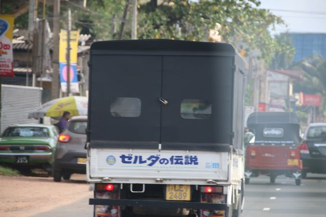子を授かってから長らく封印していた海外旅行を9年ぶりに解禁。その復帰第一弾の旅行先をスリランカに定めました。8歳の娘と5歳の息子が新メンバーです。<br />そのあと、色々と欲張って最終的には<br /> ●タイ・バンコク:17時間のトランジット観光<br /> ●スリランカ各地:4泊5日<br /> ●インド・アグラ:1泊2日<br />という旅程を組みました。・・・が、台風の影響でバンコク行きのフライトは事実上の欠航。<br />振替便は確保できたものの、バンコクの滞在時間は正味2時間ほどになりました。旅行が始まる前から波乱含みですが、何とか予定通りスリランカに入国することができました。<br /><br />旅行3日目は娘が楽しみにしていたお茶摘み体験の日です。<br />***************************<br /><br /><br />お茶摘みアクティビティは10時スタートなのですが、6時に起床。<br />あまりの疲労にそのまま寝てしまったので、朝風呂に入ります・・・・が、バスルームがとにかく寒い!!<br />8月ですが、標高2000mの早朝はやはり寒いです。新しい建物ならまだしも、築年数は否めないホテルなので、室内の気密性は期待できません。<br />幸い、バスタブのある部屋でしたので、とにかく熱い湯を張り、肩まで浸かって、昨日の汚れを落とします。<br /><br />家族も7時頃には起床。昨晩、満足に食べることができなかった夕飯の分を取り戻すべく、気合を入れて朝食に臨みます。