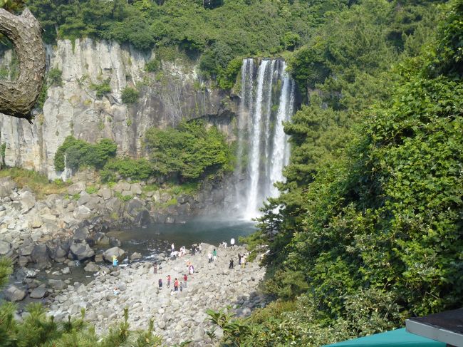 ３日目、最終日。<br /><br />チェジュ（済州）島には、三大瀑布があって、みんな南部にあります。<br />１つは、前日に行ったチュンムン（中文）リゾートエリアに。<br />あとの２つは、ソギポ（西帰浦）市街エリアにあります。<br /><br />ソギポ市街エリアにある【チョンバンポッポ（正房瀑布）】は、宿泊しているホテルから歩いて行ける所にあるので、朝食後の散歩にと出かけました。<br /><br />その後、タクシーで、【ハンギュルダン（芳橘堂）】へお昼ご飯を食べに行って、ホテルで荷物をピックアップ。<br />チェジュ（済州）空港発 19：30 の大韓航空で帰路につきました。