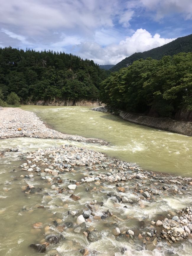 2日目は行ってみたかった白川郷へ。<br />雨の予報でしたがなんとか持ちこたえてくれ、楽しい時間を過ごすことができました。