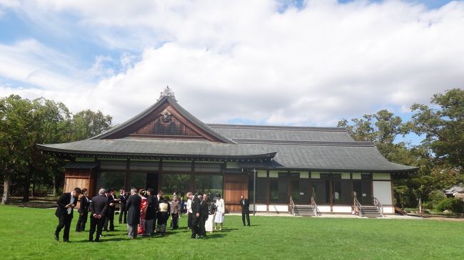 彼岸に大坂での結婚式に参加しました。<br />式が生國魂神社で披露宴会場が大阪城西の丸と、ホテルの中に「缶詰」されての式とは違う開放感が味わえました。<br />また、大坂の歴史に少し触れる機会もありました。