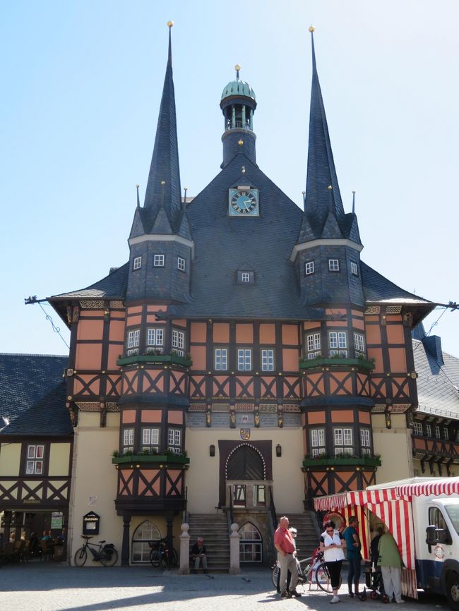 2018年5月8日（火）Goslar　ゴスラー 　でランチを済ませてからWernigerode　ヴェルニゲローデの街に足を運びました。表紙のフォトは　Rathaus　市庁舎です。素敵な木組みで屋根の部分が尖がっていて可愛いのです。ここに来るとおとぎの国に迷い込んだ感じがします。※絵本から飛び出して来たんじゃなかなぁ~って思うほど素敵な市庁舎です。<br />今回も朝市のある日に来てしまい、フォトを撮るのにちょっと･･･っという。<br />朝市の情報ですが、週に2度開催しています。公式HPで確認しております。<br />Dienstag:火曜日  08:00 - 13:00  <br />Samstag:土曜日  08:00 - 13:00 <br />