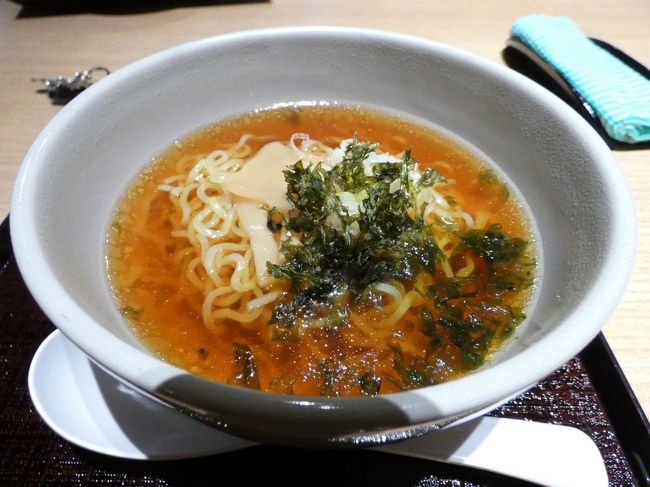 全国展開しているビジネスホテルチェーンのドーミーインでは、どこでも夜泣きそば（ラーメン）を無料提供しています。<br /><br />肉の万世 秋葉原本店でお腹いっぱい食べたので、さほどお腹は空いていませんが、せっかくだから頂きに向かいます。<br />