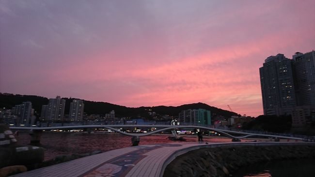 九州の方々が船で韓国、釜山に<br /><br />行かれてるのが非常に羨ましい千葉県<br /><br />チベット自治区在住民の私。<br /><br />「博多で遊んでから、ビートルで向かうってのも<br /><br />面白いかも・・・」とひらめいた！<br /><br />母を誘うと乗ってきました。<br /><br />2泊3日、二つの街を<br /><br />欲張って楽しむ秋旅。<br /><br />韓国、釜山編です。<br /><br /><br />9/22 ＳＫＹ831　茨城　9：55→福岡　11：50<br /><br />博多中洲ワシントンプラザホテル<br /><br />9/23　ＪＦ103　福岡　7：40→釜山　10：45<br /><br />ホテルノア<br /><br />9/24　ＢＸ114　釜山　14：35→成田　16：35