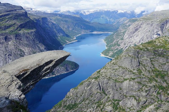 今年のメインの夏旅は、ノルウェーです。<br />昔、社会で習った、フィヨルドを見に行きました。<br />画像は、トロルツンガです。<br /><br />1日目…ちょい旅～2018 フィンランド・ヘルシンキ編～その1→ノルウェー旅行記～2018 オスロ編～その1→その2→その3<br />2日目…ノルウェー旅行記～2018 オスロ編～その4→その5→その6→その7<br />3日目…ノルウェー旅行記～2018～オスロ編～その7→ノルウェー旅行記～2018 ミュールダール編～“ベルゲン鉄道”～→ノルウェー旅行記～2018 フロム編～“フロム鉄道”～→ノルウェー旅行記～2018 グドヴァンゲン編～”ソグネフィヨルド”→ノルウェー旅行記～2018 ボス編～その1→ノルウェー旅行記～2018 ベルゲン編～その1→その2<br />4日目…ノルウェー旅行記～2018 ベルゲン編～その3→ノルウェー旅行記～2018 ローゼンダール編～その1→その2→ノルウェー旅行記～2018 オッダ編～その1→その2<br />5日目…オッダ→トロルトゥンガ→オッダ(泊)<br />6日目…オッダ→ハダンゲルフィヨルド→ベルゲン市内(泊)<br />7日目…ベルゲン市内→ベルゲン国際空港→ヘルシンキ・ヴァンター国際空港<br />8日目…→関西国際空港<br />