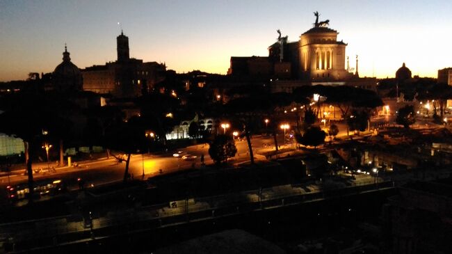 初めてのイタリア。夏のローマはとても暑かった。それでも自分たちの文化的ルーツにふれたいと欧米人が続々と訪れていた。一方、緑が波打つトスカーナでは村祭りが。穏やかな時間のなかで出された郷土料理は格別だった。最初は街ぶら。