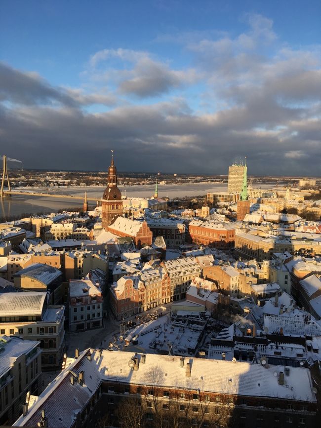 2017年の冬休み、年明けてすぐに行ったフィンランド&amp;バルト三国。いつか雪景色のヨーロッパも行ってみたいと思っていて、しかもバルト三国は1月の頭までクリスマスマーケットもやっていると知り、これはもう行くしかない！<br />ちょうど寒波にあたり-20℃を下回る寒さで、ホッカイロが命綱でした<br /><br />●1月2日 成田～ヘルシンキ(直行便)<br />●1月3日 ヘルシンキ～ヴィリュニス<br />●1月4日 トラカイ、ヴィリュニス<br />●1月5日 ヴィリュニス～シャウレイ～リガ<br />★1月6日 リガ<br />●1月7日 リガ～タリン<br />●1月8日 タリン～ヘルシンキ～<br />●1月9日 成田着<br /><br />フィンランドから入ってヴィリュニスまで飛び、ヴィリュニス→リガ→タリンとまわるコース。そして最後はタリンからフェリーでフィンランドに戻りました