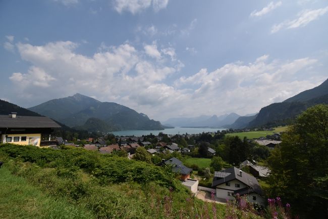 今まで仕事の関係で遠出の旅行はできなかった母。<br />引退し自由な時間ができた今、一度ヨーロッパに行ってみたいということで、母と娘2人、女3人での旅です。<br /><br />3日目:ミュンヘンからウィーンへ移動<br />途中、ザルツブルクに立ち寄り、旧市街を散策後は現地ツアーを利用し、ザルツカンマーグート散策。<br />母にとっては学生時代に何度も映画を見た「サウンドオブミュージック」の世界を思い出す地でした。<br /><br /><br />