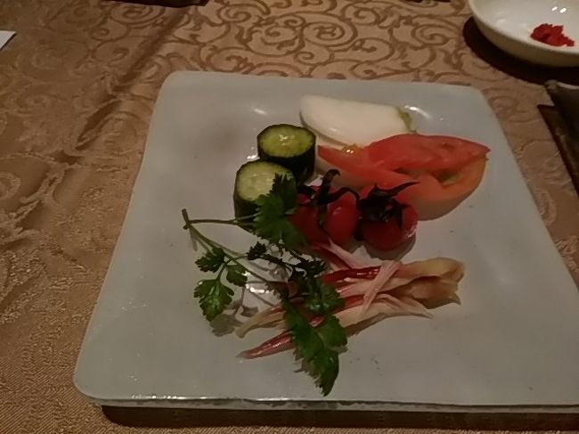 蓼科に行きたかったのですが満室。暑いので蓼科・軽井沢に逃れる方が多いのでしょうか。キャンセル待ちも多いように思われました。<br /><br />この日は「特別招待券」を使い 本拠地の軽井沢にお出かけ。<br />何するわけでもなくホテルでのんびり。 ホテルが目的です。<br />山の本(主に南アルプス)やナンプレ本持参でまったりです。<br /><br />2か月ごとにある病院の採血。一週間前から特に食したのがキュウリ。<br />流行りのダイエットではないけど、キュウリと納豆とお豆腐・こんにゃくで採血を無事に乗り切りました。<br />体重も3キロ減りました。発酵食品とキュウリいいかも。。。<br /><br />頑張ったご褒美? 解禁日です。(だからダメなのよね~)<br />ランチが洋食 夕食は中国料理 朝食は和食。<br /><br />翌日は麦草峠から原村の自由農園へ。<br />翌週は栃木の実家へ行くので、お土産のお味噌や自宅用食材の買い出し。<br />