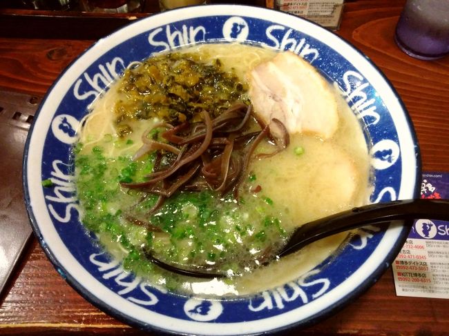 博多駅ビルのデイトス博多2Fにある博多めん街道。館内で一番の行列だったShin-Shinさんにお邪魔しました。<br />平日の12時過ぎで並びは15名ほど、回転は早いので15分くらいで入れました。<br />高菜らーめん750円<br />スープは味濃い目で臭みはあまりなく美味しいです。超細麺もバリカタのゆで具合もGood。チャーシューはやや厚めの煮込みタイプで個人的には好みではありませんでした。<br />甘味のある癖の少ない万人受けするタイプのスープで好きなお味でした。<br />ごちそうさまでした。