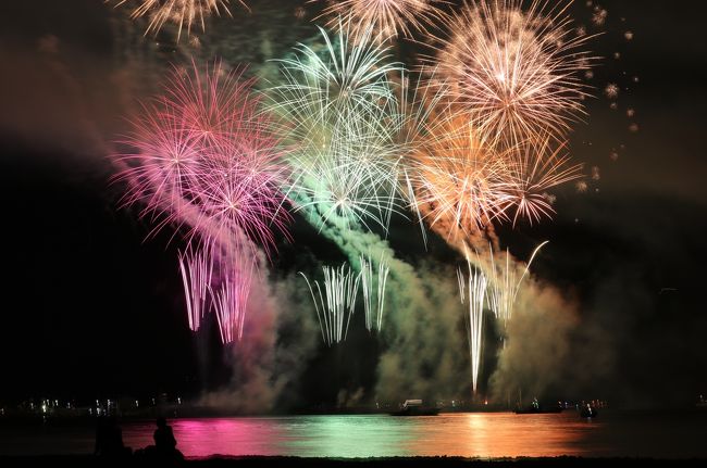 　昨年より開催せれることになった花火大会です。<br />2日間で2万発を目標の花火大会。　花火の前は同時開催の「MUSIC CIRCUS&#39;18」音楽フェスもあります。<br />　1日目はマーブルビーチから2日目は自宅から鑑賞しました。