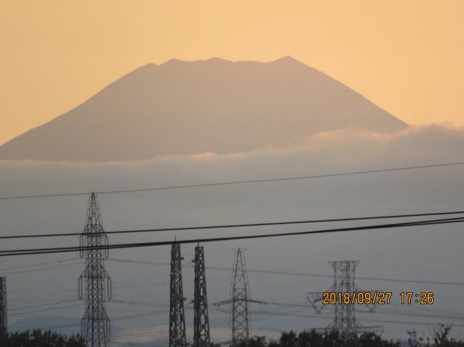 9月27日、午後5時25分頃にふじみ野市より素晴らしい影富士を眺めることができました。<br /><br /><br /><br />*写真は雲の上に見られた影富士