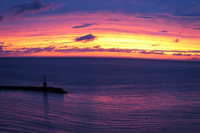 (松崎の夕焼け)<br /><br />夕焼けが見たくなると、向かうところがある。それが西伊豆松崎だ。西伊豆には個性的な集落が並んでいるが、私は松崎が好きだ。やさし町、(食の)おいし町、そしてなにより夕陽が美しい。<br /> <br /> ・秋雨やバス待つ間の一句かな<br /><br /> ・いっちまったぜ夕焼けひとつ友五人<br /><br /> ・秋の日は何かせねばとなにもせず<br /><br /> ・樹木希林Γ朝日の当たる家」を去る<br />