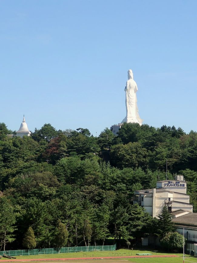 浄土ヶ浜(じょうどがはま)は、岩手県宮古市にある海岸。国の名勝に指定されている。三陸復興国立公園に属し、三陸を代表する景勝地の1つである。 <br />(フリー百科事典『ウィキペディア(Wikipedia)』より引用)<br /><br />釜石市(かまいしし)は、岩手県の南東部、三陸復興国立公園の中心に位置し、世界三大漁場の一つ北西太平洋漁場の一角をなす三陸漁場と典型的なリアス式海岸を持つ市である。<br />近代製鉄業発祥の地であり、最盛期の人口は9万人を超えることもあったが、製鉄所の高炉の休止に伴い人口が減っている。<br />(フリー百科事典『ウィキペディア(Wikipedia)』より引用)<br /><br />釜石の観光 については・・<br />http://kamaishi-kankou.sakura.ne.jp/wp/%e3%81%8b%e3%81%be%e3%81%84%e3%81%97%e3%81%a3%e3%81%a6%ef%bc%9f/<br /><br />大船渡市(おおふなとし)は、岩手県南部の太平洋沿岸地域に所在する都市である。 <br />岩手県陸前高田市や宮城県気仙沼市とともに三陸海岸南部(陸前海岸)の代表的な都市のひとつ。市の一帯は典型的なリアス海岸となっており、市域は三陸復興国立公園のほぼ中央に含まれている。 <br />主要な産業のひとつは水産業であり、市の沖合いには、「世界三大漁場」ともいわれる北西太平洋海域(三陸漁場)となっている。大船渡港は、岩手県内の最大かつ最重要港湾であり、岩手県内初の外国定期航路として韓国の釜山とも結ばれている。また、市内各地に石灰石鉱山があり、大船渡湾奥には太平洋セメント大船渡工場がある。 <br />2011年(平成23年)3月11日に発生した東日本大震災では市域に大津波が襲来、各所に甚大な被害が生じた。<br />(フリー百科事典『ウィキペディア(Wikipedia)』より引用)<br /><br />三陸(さんりく)は、日本の東北地方の地域名。 <br />陸前・陸中・陸奥の3国を「三陸」(または陸州)と総称するようになった。「三陸」の名称は陸奥・陸中・陸前の3国全域を指すことよりも、三陸海岸地域を指すことの方がほとんどである。 <br />青森県八戸市の鮫角岬から岩手県の太平洋側を経て宮城県の牡鹿半島までのリアス式海岸および付属諸島を指す地理的名称。(フリー百科事典『ウィキペディア(Wikipedia)』より引用)