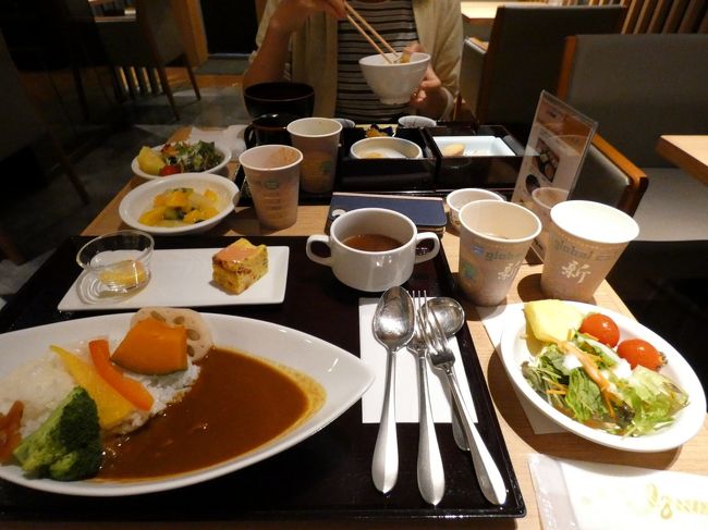 ドーミーイン秋葉原1階のレストランHATAGOでは、早朝6時半からハーフバイキングの朝食が頂けます。<br /><br />ホテルの向かいには、道一つ隔ててなか卯があるので迷いましたが、朝食はホテルにあって¥1,000‐とのことなので、レストランHATAGOを予約しました。<br />