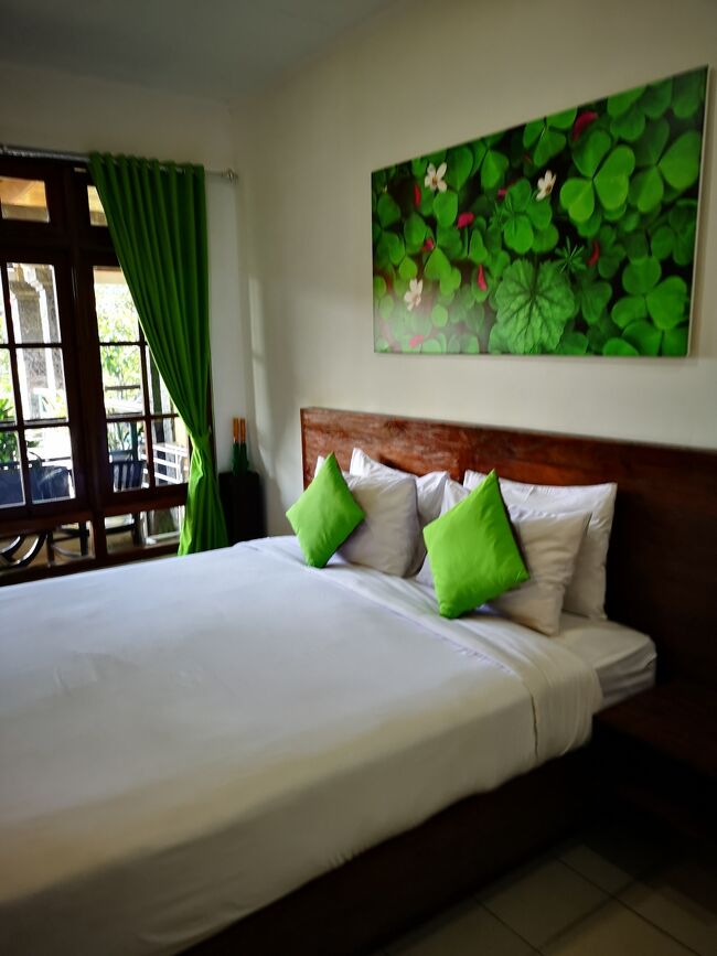 https://baliwirasanainn.com/<br />https://goo.gl/maps/v5nnLTMJHJU2<br /><br />サヌールは安心(私の中でね)のウィラサナを早々と「返金なし」で予約。<br />9月19日~23日 4泊でRp 1,458,000<br />レイトチェックアウト Rp200,000(18:00まで)<br /><br />最近4トラでこのマイナーなホテルに宿泊している旅行記を見ることが多くなり素直に嬉しいです。日本からのお客様が増えているってスタッフが言ってましたね(笑)<br />今回は9月19日からの宿泊でしたが、16日にサヌールに立ち寄って大きいトランクを1つ預かってもらいました。おかげでパダンバイ~ヌサプニダで過ごした3日間は身軽に行動することができました。<br />このサービス、どこのホテルでも受けられるか、わかりませんが、私の中ではポイント高いっす。<br />