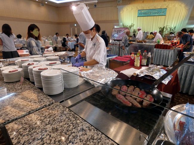 今回は、亡父の3回忌法要の為に静岡から親戚や知人が集まって、お寺の和尚さんご夫婦もお誘いしての食事なので、大人数になりました。<br /><br />そこで、人数に融通が利くバイキングを楽しもうと、コンベンションホールのバイキングを予約しました。<br />