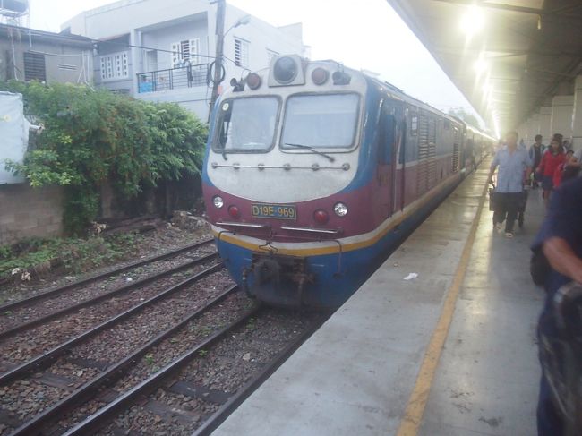 ハノイ駅から　サイゴンまで　30時間以上の列車旅　ＳＥ３に乗ってきました。ハノイ駅を19：30に出発して　翌々日の朝　サイゴン駅に到着する　長距離　列車旅行でした。　乗車券は　ベトナムの日系旅行社で　ネット購入しました。9500円くらいでした。2段寝台　エアコン付きの下でした。内装改装してある車両でしたので　快適でした。あと　食事が　サービスでついていました。（簡単な駅弁）ともかく　鉄道マニアには　非常に楽しい時間でした。