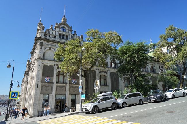 vol.1 境港から日本海を渡る https://4travel.jp/travelogue/11406327 からのつづき。<br /><br />ウラジオストクに上陸1日目、2日目ともに市内を歩いて回りました。街並みはまさにヨーロッパ。坂が多く街歩きは少々きついですが、カフェで休憩しながらのんびり散策しました。<br /><br />【旅行記】<br />vol.1 境港から日本海を渡る https://4travel.jp/travelogue/11406327<br />vol.2 ここはヨーロッパ、坂の街を歩く(本編)<br />vol.3 路面電車とバスに乗って https://4travel.jp/travelogue/11410604<br /><br />【旅程】<br />・9月15日 米子駅→境港駅→境港国際旅客ターミナル<船中泊><br />・9月16日 韓国・トンヘ港で一時下船 <船中泊><br />○9月17日 ウラジオストク港着<ウラジオストク泊><br />○9月18日 ウラジオストク滞在<ウラジオストク泊><br />・9月19日 ウラジオストク滞在<ウラジオストク泊><br />・9月20日 ウラジオストク駅→ウラジオストク空港→成田空港→伊丹空港<br /><br />【主な費用】<br />・DBSフェリー(境港→ウラジオストク)20,800JPY<br />・航空運賃等(ウラジオストク空港→伊丹空港)286EUR<br />・宿泊代 ジェムチュジナホテル(中級ホテル)1泊5,700RUB、ホステルイズバ(ゲストハウス)2泊1,800RUB<br /><br />【為替レート(参考)】<br />・ATMキャッシング 1RUB=1.66円(9/17)