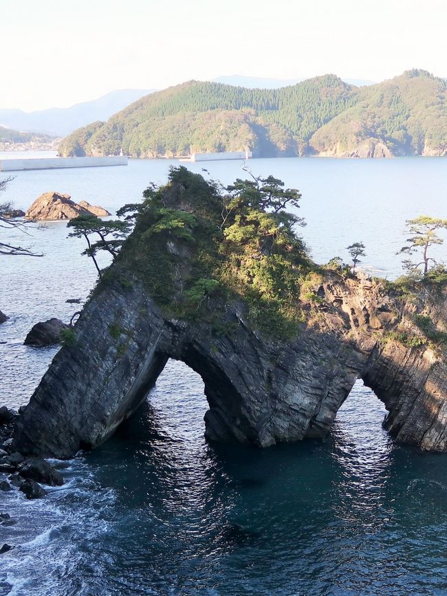 碁石海岸を代表する景観です。海水の浸食によって岩の基底部分に大きな穴が３つ開いている奇岩で、自然の造形の巧みさに驚嘆させられます。また、小型遊覧船でこの穴をくぐり抜けることもできます。<br />https://iwatetabi.jp/spot/detail.spn.php?spot_id=721　より引用<br /><br />穴通磯　については・・<br />http://sanriku-ofunato.or.jp/kanko/124/<br />http://www.city.ofunato.iwate.jp/www/contents/1306127148488/index.html<br />http://sanriku-geo.com/%EF%BD%93%EF%BD%85%EF%BD%81%E3%82%AC%E3%82%A4%E3%83%89%E3%83%9E%E3%83%83%E3%83%97/%E2%91%AD%E7%A9%B4%E9%80%9A%E7%A3%AF%E3%80%90%E5%B2%A9%E6%89%8B%E7%9C%8C%E5%A4%A7%E8%88%B9%E6%B8%A1%E5%B8%82%E3%80%91/<br /><br />大船渡市（おおふなとし）は、岩手県南部の太平洋沿岸地域に所在する都市である。 <br />岩手県陸前高田市や宮城県気仙沼市とともに三陸海岸南部（陸前海岸）の代表的な都市のひとつ。市の一帯は典型的なリアス海岸となっており、市域は三陸復興国立公園のほぼ中央に含まれている。 <br />（フリー百科事典『ウィキペディア（Wikipedia）』より引用）<br /><br />三陸（さんりく）は、日本の東北地方の地域名。 <br />陸前・陸中・陸奥の3国を「三陸」（または陸州）と総称するようになった。「三陸」の名称は陸奥・陸中・陸前の3国全域を指すことよりも、三陸海岸地域を指すことの方がほとんどである。 <br />青森県八戸市の鮫角岬から岩手県の太平洋側を経て宮城県の牡鹿半島までのリアス式海岸および付属諸島を指す地理的名称。（フリー百科事典『ウィキペディア（Wikipedia）』より引用）