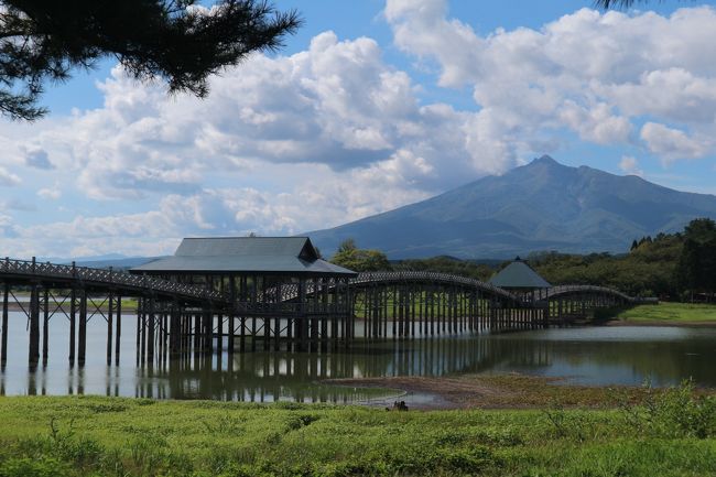 ９月に急にお休みがとれたから、どこか行きたいんだけど。<br />どこにいこうかしら、<br />海外はネットではもう受付は終わりみたい。<br />あれこれ考えても時間だけが過ぎてしまって、<br />パパに行きたいとこはって聞いてみると、<br />白神山地と鶴の舞橋だって。<br />急いで探すと、１つだけ空いていて、<br />これに急いで申し込み。<br />往復、飛行機で秋田まで、五能線や秋田内陸縦貫鉄道も乗って<br />ホテルもAランク<br />これで１人40900円。<br />あいにく天気予報は曇から雨。<br />でも行ってみないと分からのないでしょ。<br />さてさて、どんな旅行になるかしら。<br />行ってみましょう。