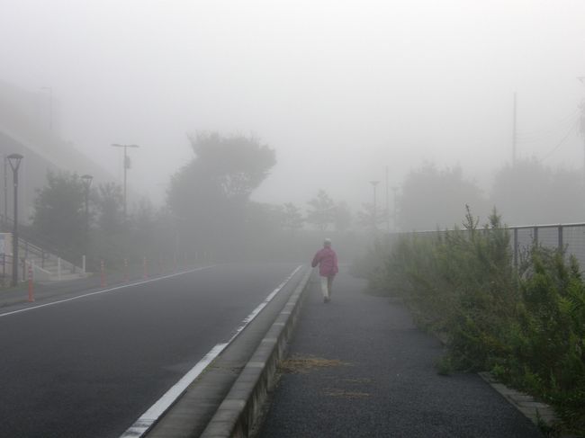 何時ものように、早朝5時前に目を覚まし、薄暗い外を眺めると家から見える景色は、霧の中の月でした。<br />この状況から、毎朝のハイキングコースでは、幻想的な風景が見られるのではと・・・カメラを片手に、家内と何時ものコースに出発。コースは、毎朝、1時間強、12.000歩ほど歩いています。<br /><br />今日は、幻想的な景色を撮りたいので、人家が多い地区は、霧が晴れてしまうかもしれないと思い、何時ものコースを逆にしてコース設定して、撮影しながら歩きました。<br />