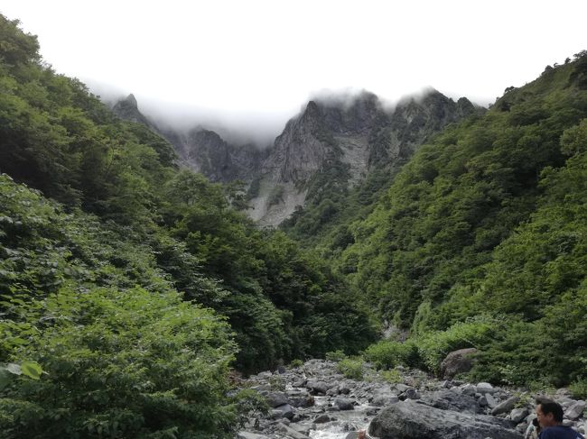 今年夏の18切符、2日目は昨年同様、快速山の日谷川岳に乗車し、再び一ノ倉沢簡単ハイキングをやりました。<br />快速山の日、「指定券を取ろうとした多くの知り合いが取れなかった」と知り合いが言っておりましたが、私はなぜか確保できました。<br />いろいろアクシデントはあったものの、昨年よりは先に進むことができました。