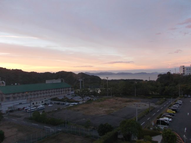 春に引き続き、18切符とレンタカーを利用しての湯巡りに行ってきました。<br />18切符利用の効果が高いのが、なんといっても四国です。<br />瀬戸内海を渡るのに切符以外にかからないのですから。<br />考えてみたら、瀬戸大橋を渡るのは、高校の修学旅行以来20数年ぶり。(^^;<br />しかも電車で渡るのは初めてでした。<br />西日本豪雨で予讃線が運休となっておりましたが、なんとか直前に復旧。<br />新居浜まで電車で来て、レンタカーを借りて、愛媛県を湯巡りしてきました。