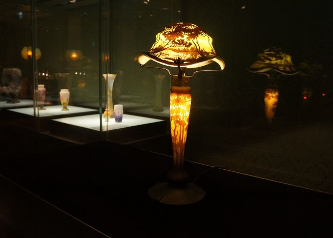 ヤマザキマザック美術館4Fはアール・ヌーヴォー、アール・デコのガラス工芸作品及び家具が展示されていました。今年(2018年)の春、ポーラ美術館で開催された「エミール・ガレ 自然の蒐集」、ヤマザキマザック美術館からも出展されており、ここでヤマザキマザック美術館のことを知ったのですがガレだけでなく素晴らしいコレクションがある美術館でした。