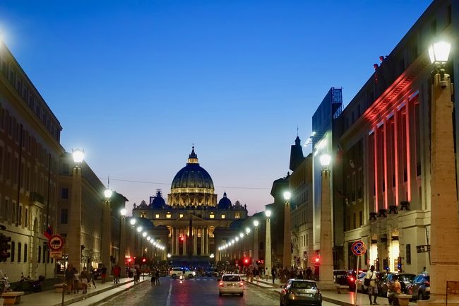 5日目。ローマ観光2日目。<br />美術館メインです。<br />オンシーズンのイタリアの美術館は予約をしたほうが良いようです。<br />納得いかないことに、イタリアは予約料というものを徴収されます。<br /><br />ヴァチカン美術館をなめてかかってしまったため<br />時間がものすごくかかってしまいました。(-。-;<br />そのため図らずもローマの夜景を拝むことができました。<br />ーーーーー<br /> 旅程<br />ーーーーー<br />2018<br />□8.26 福岡空港→ヘルシンキ空港→ドブロブニク旧市街<br />□8.27ドブロブニク観光 <br />□8.28ドブロブニク観光→ローマへ<br /> 17:00発 ドブロブニク空港<br /> 18:15着フィウミチーノ空港<br />□8.29ローマ観光(コロッセオメイン)<br />■8.30ローマ観光(ヴァチカン美術館メイン)<br />□9.1 フィレンツェ観光<br />□9.2 ローマ→ヘルシンキ空港→福岡空港の予定でしたが・・・
