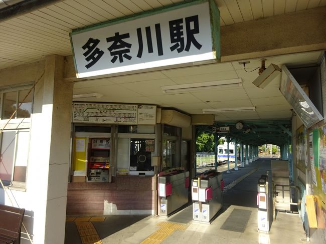 ８月末、所用で大阪に出かけました。<br />２日目、たぶん夕方までかかるだろうと思っていた用事が午後の早い時間に終わりまして、そのままアドリブで「用事のついで旅」へ…<br /><br />そういう経緯もあり、全くのノープラン。<br />最初に来た電車によって行き先を決めることにし、結果的に大阪南部にいくつかあるローカル支線に乗りに行くことにしました。<br /><br />天王寺から南下し、ＪＲ阪和線東羽衣支線、南海高師浜線、水間鉄道と、順々に乗ってきました。<br />その次となるのが、南海多奈川線。これも2.6kmの短い路線です。<br /><br />大阪府南部の、和歌山県との県境に近いあたり。<br />ここまで来ると、大都市近郊という雰囲気ではなくってきます。<br />感覚的には、海沿いの漁村を走る本格的なローカル線です。<br /><br />でもこの雰囲気がとても気に入ってしまいました。<br />ただ往復するだけなのが惜しい気もして、また再訪したいな、と思わせる路線でした。