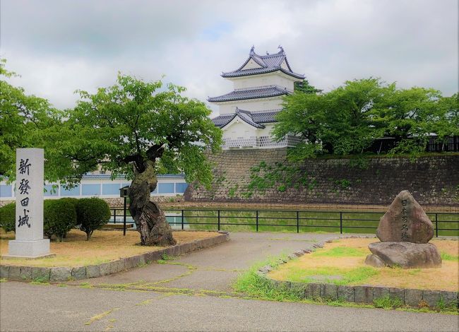 【表紙の写真】新発田城のシンボル的な存在　三階櫓（復元）<br /><br />2018年の夏休みに、福岡からはるばる新潟へ<br />目的はいくつかあるんだけれども、最大のは、３年に１度新潟の十日町を中心に開催される、今や世界的にも著名になったアートイベント『大地の芸術祭　越後妻有トリエンナーレ』<br /><br />パート２は、日本100名城になっている新発田（しばた）城<br /><br /><br />【2018年夏　新潟巡り４日間シリーズ】<br />①(1/8)ANAクラウンプラザホテルと新潟の海の幸<br />　https://4travel.jp/travelogue/11407651<br /><br />②(2/8)【日本100名城No. 31】新発田城　外様６万石ながら明治まで続いた溝口氏の居城<br />　☆この旅行記☆<br /><br />③(3/8)景勝地・笹川流れと与謝野晶子が数多く歌を詠んだ瀬波温泉<br />　https://4travel.jp/travelogue/11407979<br /><br />④(4/8)村上といえば≫三面川の鮭と村上牛の２大グルメ<br />　https://4travel.jp/travelogue/11408242<br /><br />⑤(5/8)大地の芸術祭 2018 (1)里山現代美術館キナーレ<br />　https://4travel.jp/travelogue/11410215<br /><br />⑥(6/8)大地の芸術祭 2018 (2)廃校温泉ホテル　かたくりの宿<br />　https://4travel.jp/travelogue/11410224<br /><br />⑦(7/8)大地の芸術祭 2018 (3)清津峡渓谷トンネルと倉庫美術館<br />　https://4travel.jp/travelogue/11410228<br /><br />⑧(8/8)大地の芸術祭 2018 (4)通りすがりの屋外作品（十日町、中里、川西エリア）<br />　https://4travel.jp/travelogue/11424154